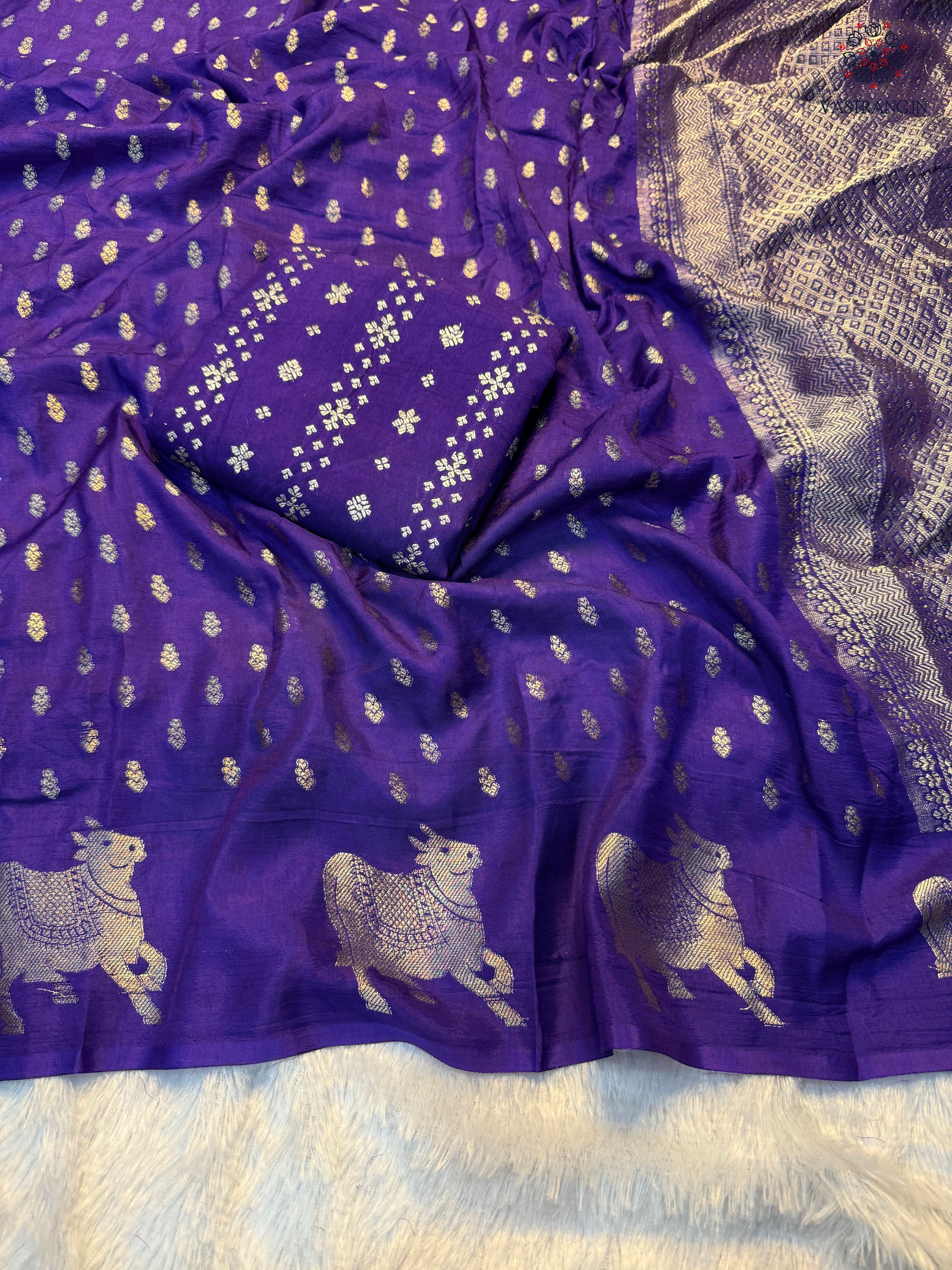 Attractive Party Wear Pure Soft Viscose Crape Silk Zari Chit Palllu n Pichwari Border Fancy Designer Saree With Blouse